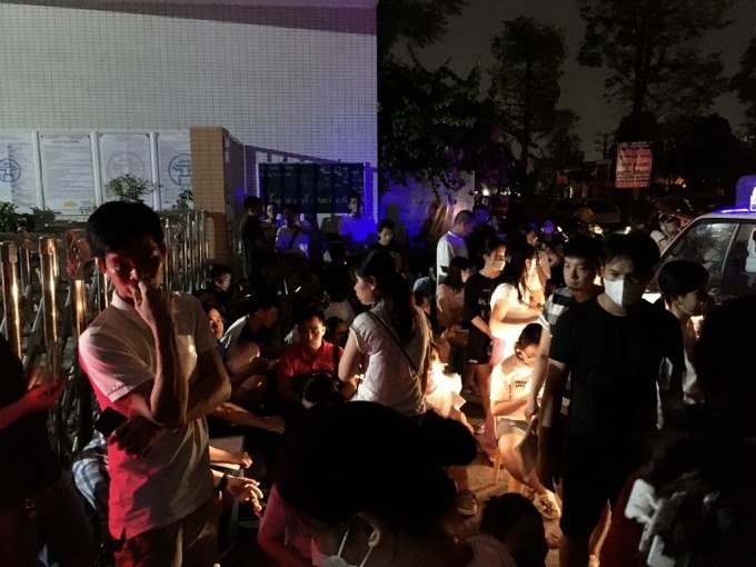 Hanoi parents jostle to get kids into school