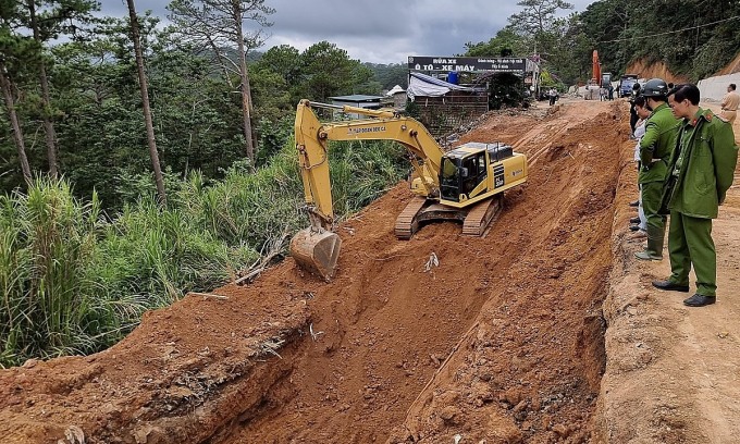 One killed in landslide at Da Lat pass construction site
